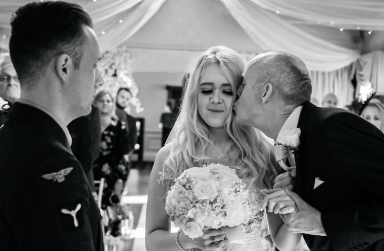 30 самых трогательных фото отцов и их дочек-невест
