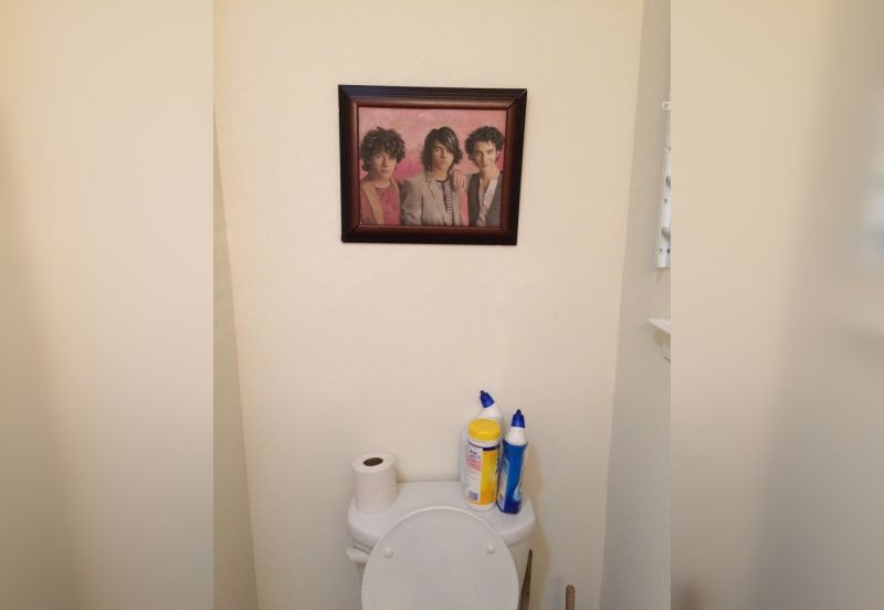Странные вещи в мужских ванных комнатах: 30 фото