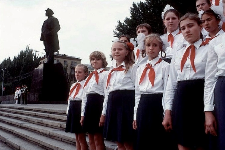 30 ностальгических фото из жизни советских школьников