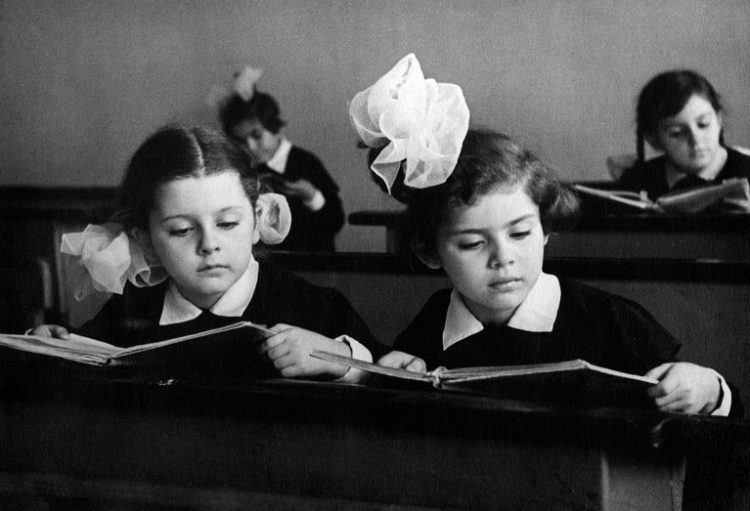 30 ностальгических фото из жизни советских школьников