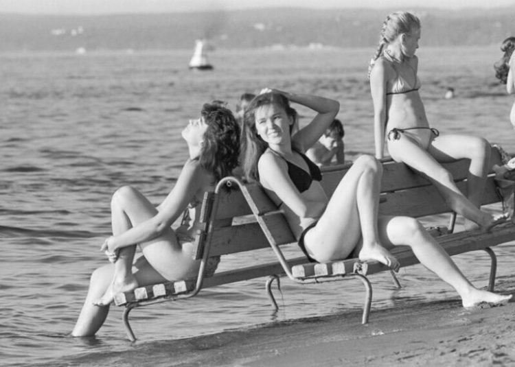Девушки в купальниках с 1950 по 2000 год