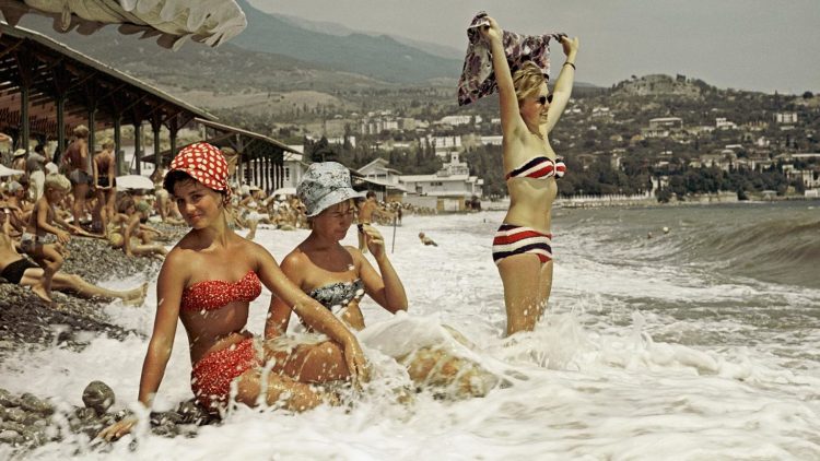 Девушки в купальниках с 1950 по 2000 год