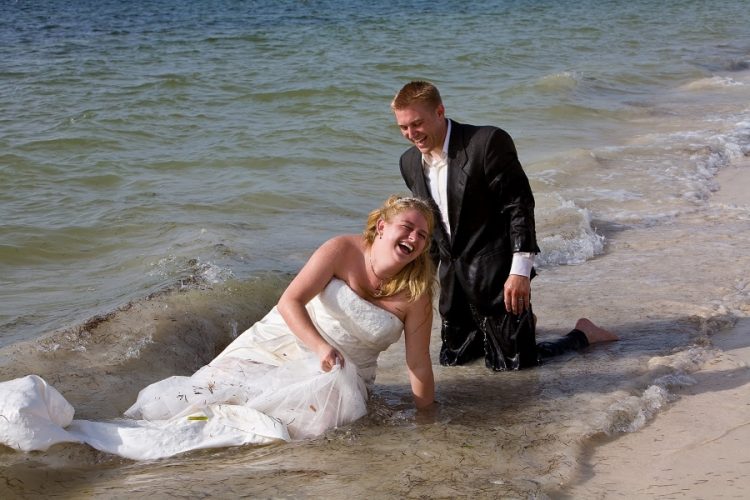 25 Funniest Wedding Photos