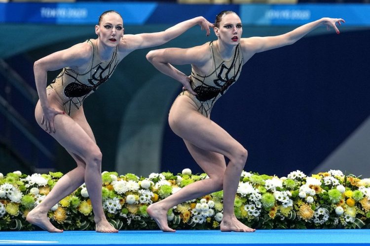 Hilarious Synchronized Swimming Moments: A Collection of Comical Photos