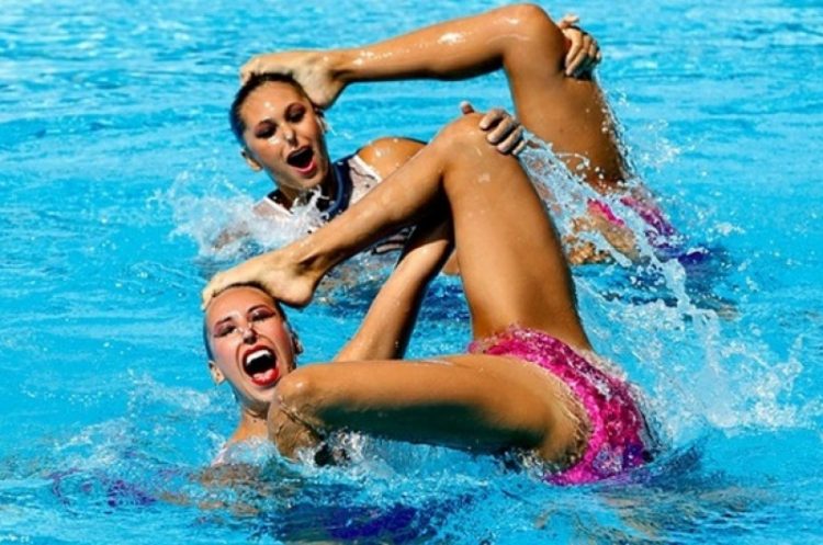 Hilarious Synchronized Swimming Moments: A Collection of Comical Photos