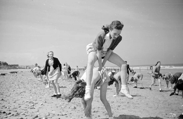 Retro Beach Vibes: A Collection of Nostalgic Beach Photos