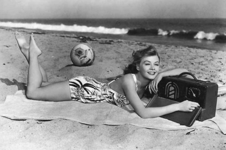 Retro Beach Vibes: A Collection of Nostalgic Beach Photos