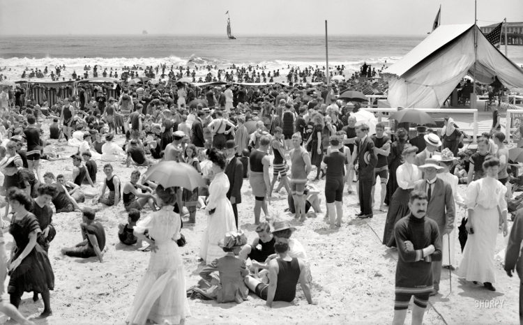 Retro Beach Vibes: A Collection of Nostalgic Beach Photos