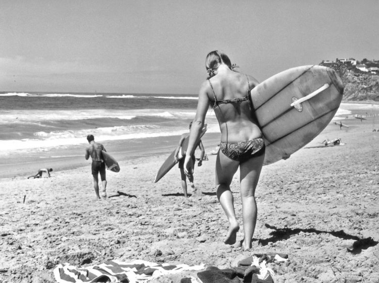 Retro Beach Vibes: A Collection of Nostalgic Beach Photos