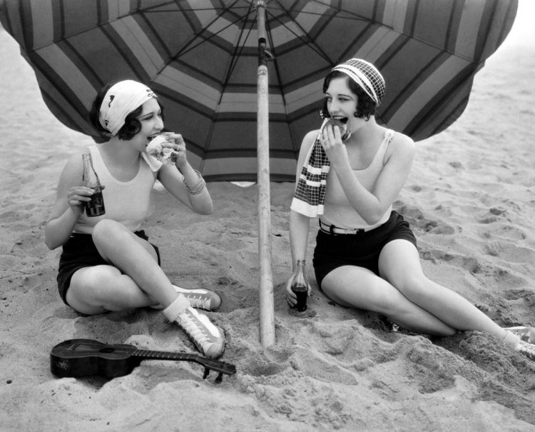 Retro Beach Vibes: A Collection of Nostalgic Beach Photos