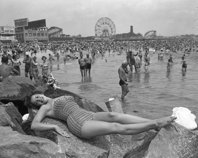 Retro Beach Vibes: A Collection of Nostalgic Beach Photos