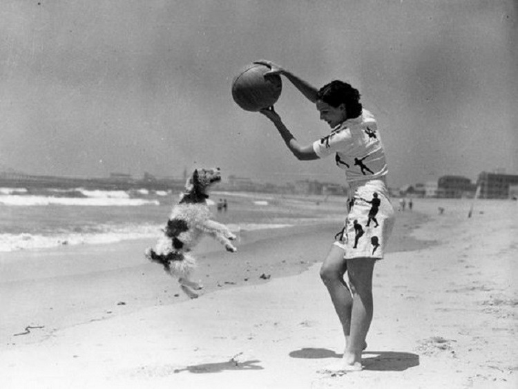 Retro Beach Vibes: A Collection of Nostalgic Beach Photos