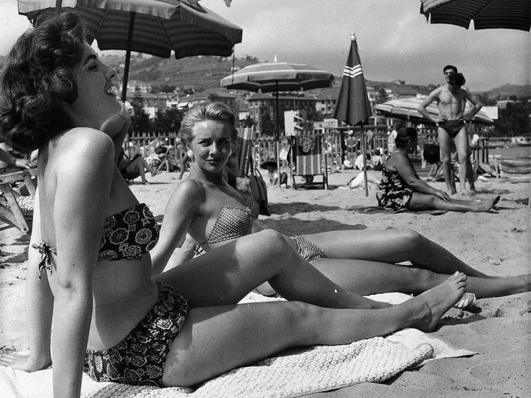 Retro Beach Vibes: A Collection of Nostalgic Beach Photos